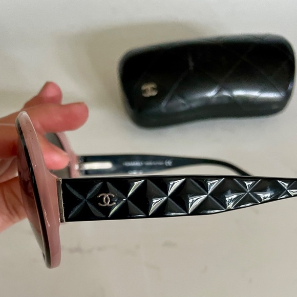 CHANEL Round/Oval Black and Pearl Pink Oversized Sunglasses with Case - Picture 3 of 7